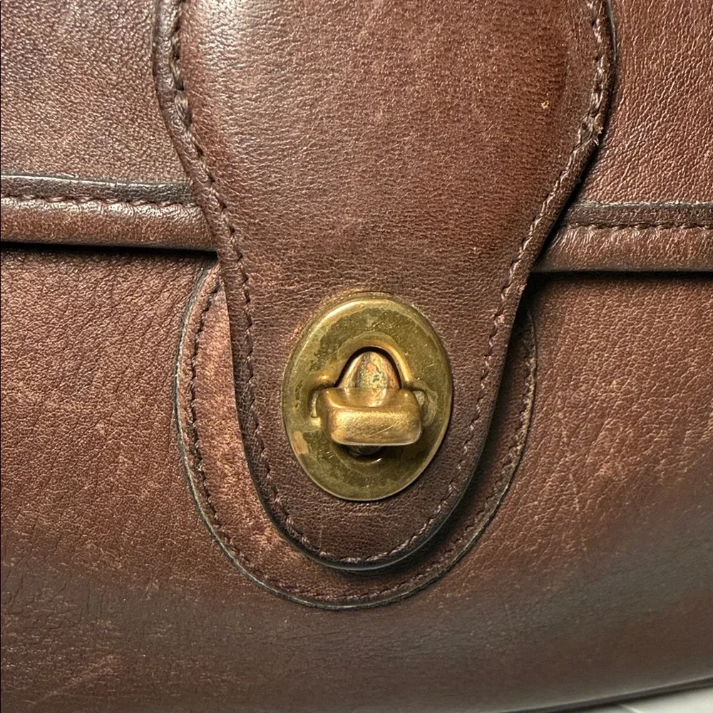 Coach Vintage Willis 9927 Brown Leather Messenger Bag with Gold Turn Lock - Picture 8 of 13